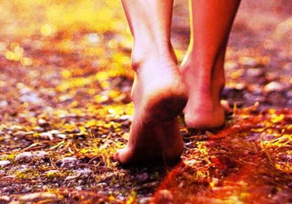 Ketahui Manfaat Berjalan Tanpa Alas Kaki untuk Kesehatan Tubuh