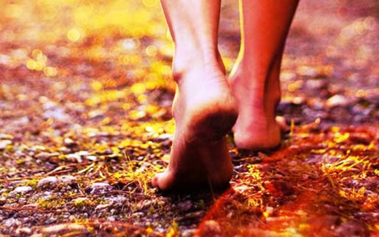 Ketahui Manfaat Berjalan Tanpa Alas Kaki untuk Kesehatan Tubuh